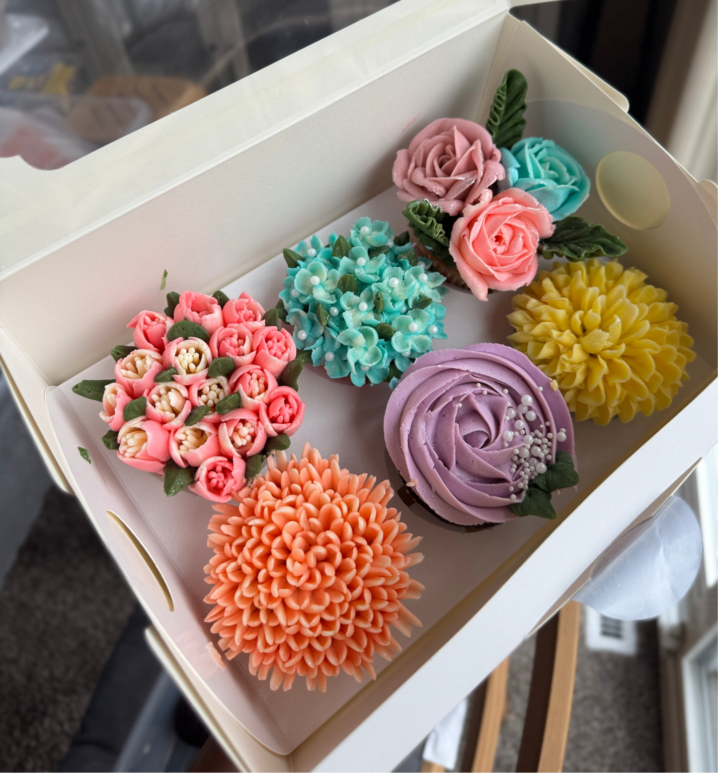 Box of 6 floral cupcakes mixed